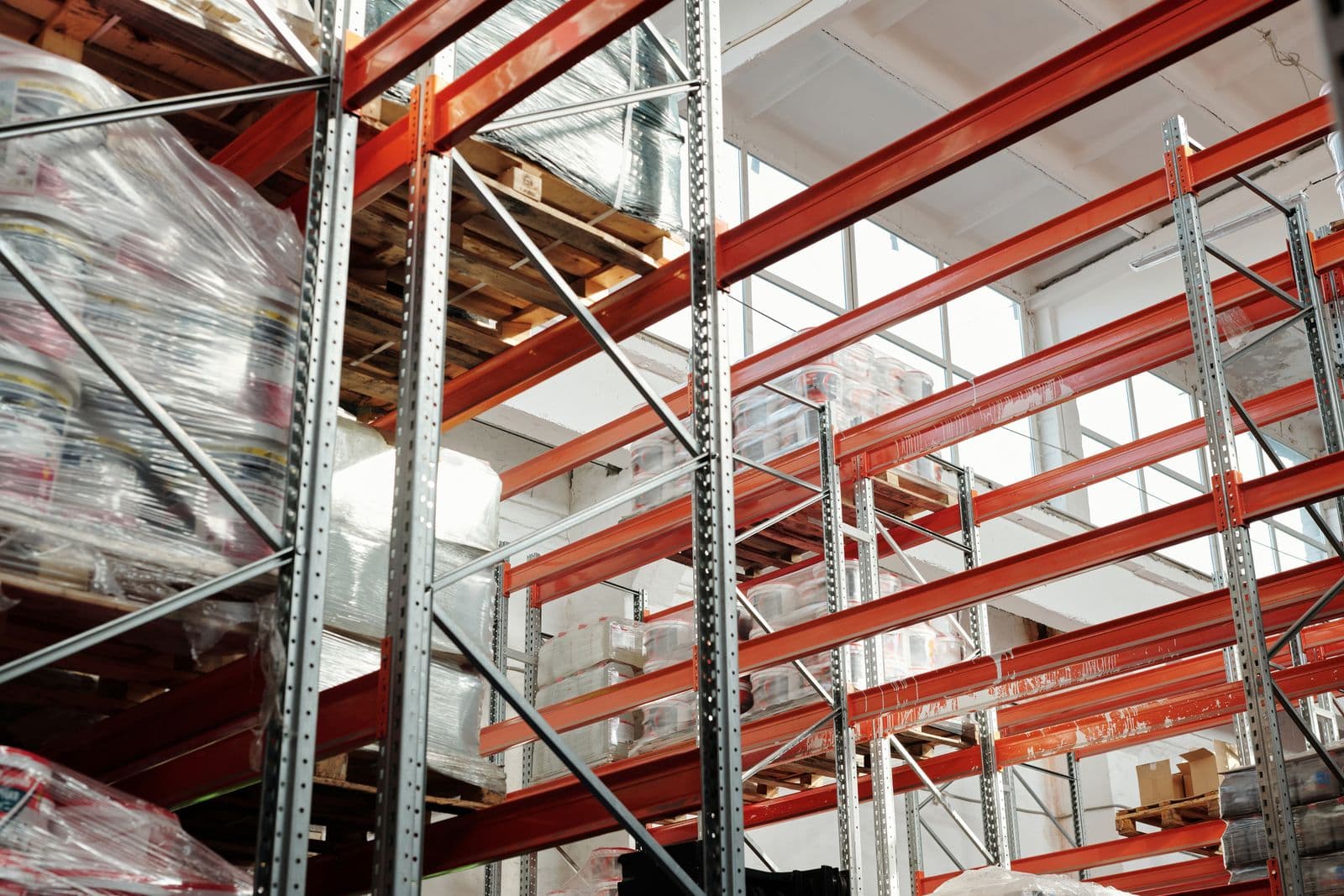 Almacenaje y logística: racks con pallets en bodega